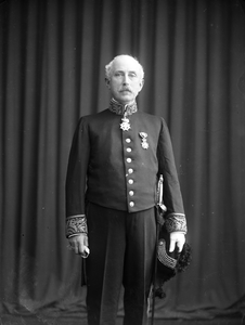 818076 Portret van mr. F.D. graaf Schimmelpenninck ( in ambtskostuum), geboren Amsterdam 20 april 1854, commissaris van ...